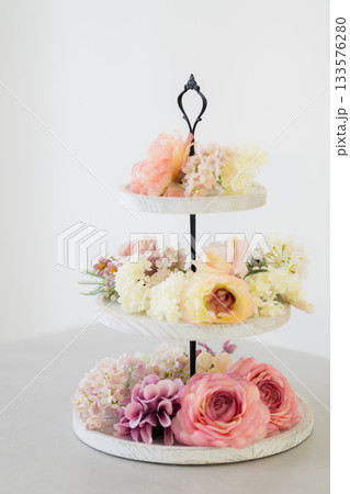 三段プレートに飾られたお花 三段プレートに飾られたお花 133576280