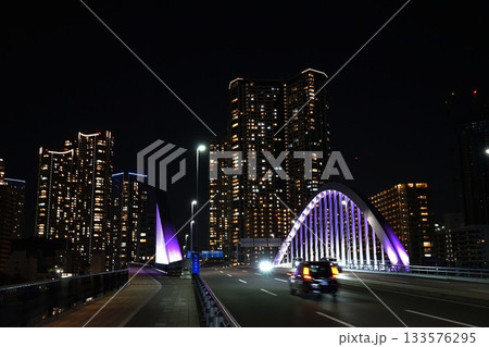 紫色にライトアップされた築地大橋　11月港区2157紫色の築地大橋 133576295
