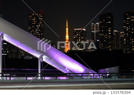 夜の東京タワーと紫色の築地大橋　11月港区2166東京タワーと紫色の築地大橋 133576304