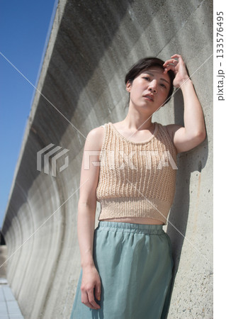 海辺でリラックスする若い女性のポートレート 133576495