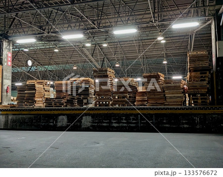 トラックターミナルに山と積まれたパレット 133576672