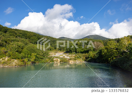 八甲田山地獄沼の青緑色の湖面 八甲田山地獄沼の青緑色の湖面 133576832