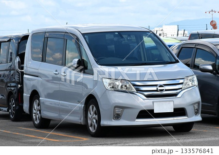 駐車場に並ぶ乗用車(日産・セレナ 4代目) 駐車場に並ぶ乗用車(日産・セレナ 4代目) 133576841