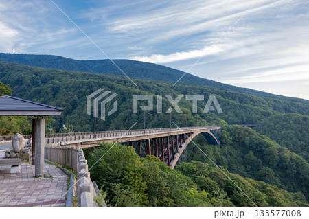 青森県の城ヶ倉大橋を囲む緑豊かな山々 133577008