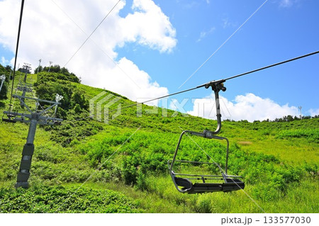 新緑のゲレンデを登るモヤヒルズのサマーリフト（青森県） 133577030