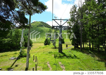 新緑のゲレンデを登るモヤヒルズのサマーリフト（青森県） 133577036