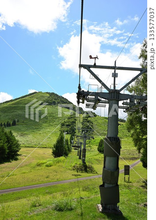 新緑のゲレンデを登るモヤヒルズのサマーリフト(青森県) 新緑のゲレンデを登るモヤヒルズのサマーリフト(青森県) 133577037