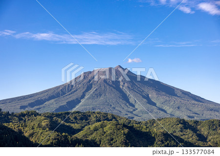 津軽富士と呼ばれる青森県岩木山の雄大な山容と緑豊かな山麓の風景 133577084
