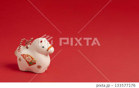 日本の正月素材。干支の午。午年。 133577176
