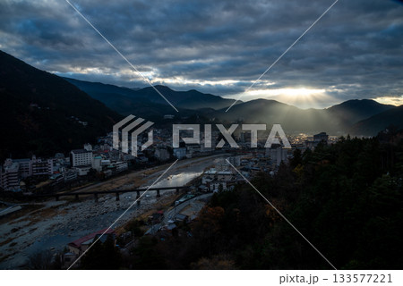 岐阜県 下呂温泉 高台から望む温泉街の風景 岐阜県 下呂温泉 高台から望む温泉街の風景 133577221