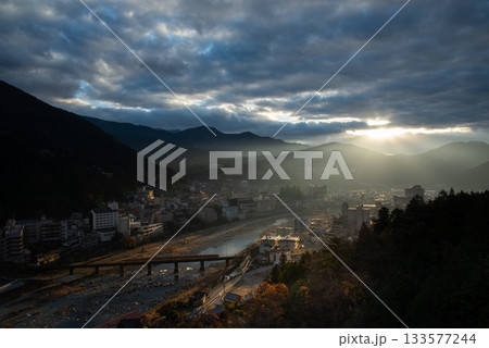 岐阜県 下呂温泉 高台から望む温泉街の風景 岐阜県 下呂温泉 高台から望む温泉街の風景 133577244