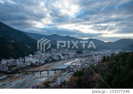 岐阜県 下呂温泉 高台から望む温泉街の風景 岐阜県 下呂温泉 高台から望む温泉街の風景 133577246