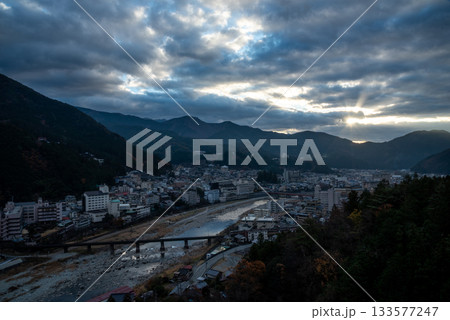 岐阜県　下呂温泉　高台から望む温泉街の風景 133577247