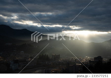 岐阜県 下呂温泉 高台から望む温泉街の風景 岐阜県 下呂温泉 高台から望む温泉街の風景 133577251
