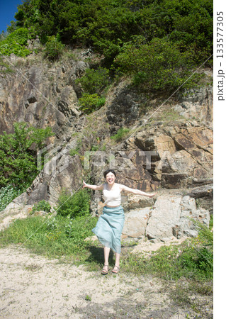 海岸で寛ぐ女性 海岸で寛ぐ女性 133577305