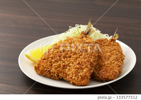 白い丸皿に盛りつけたアジフライ 白い丸皿に盛りつけたアジフライ 133577312