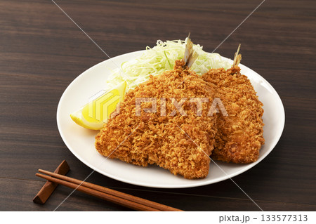 白い丸皿に盛りつけたアジフライ 133577313