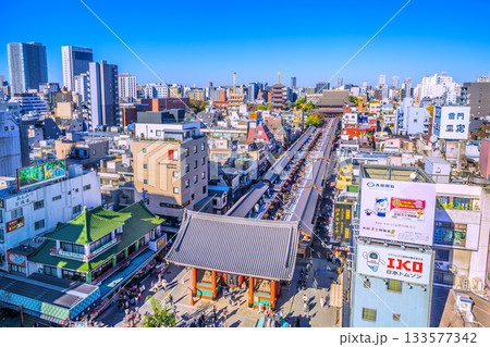 日本の東京都市景観11月17日…インバウンド続く…まるで異国…外国人の団体観光客も続々＝浅草寺 133577342
