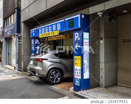 都心の地下駐車場に入る乗用車(東京都中央区・西銀座駐車場) 都心の地下駐車場に入る乗用車(東京都中央区・西銀座駐車場) 133577411