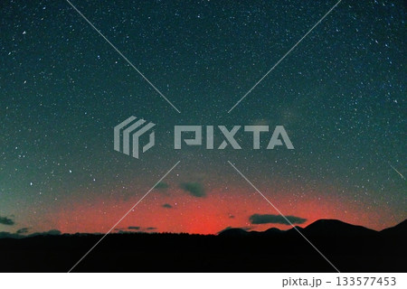 2025年11月12日に北海道に出現した低緯度オーロラと流星と北の星空 2025年11月12日に北海道に出現した低緯度オーロラと流星と北の星空 133577453