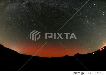 2025年11月12日に北海道に出現した低緯度オーロラと北の星空と天の川 133577459