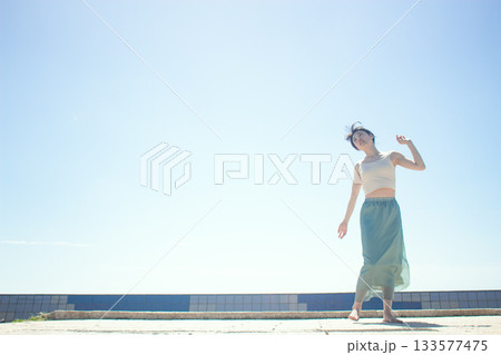 海辺に立つ女性 海辺に立つ女性 133577475