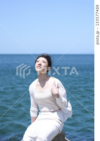 海岸で寛ぐ女性 133577489