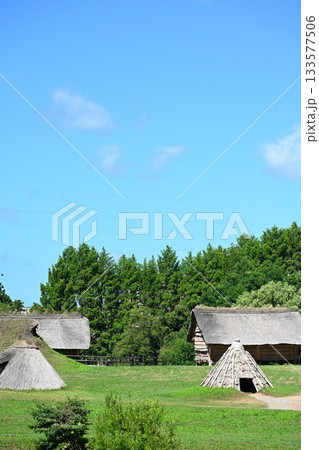 青空に映える三内丸山遺跡の縄文集落（青森県） 133577506