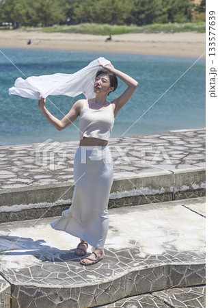 海岸でくつろぐ女性 133577639