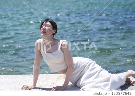 海岸でくつろぐ女性 133577642