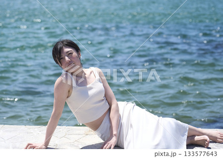 海岸でくつろぐ女性 海岸でくつろぐ女性 133577643