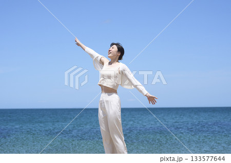海岸で寛ぐ女性 133577644