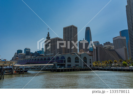 アメリカ　サンフランシスコのフェリービルディングとダウンタウンの街並み 133578011