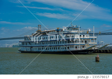 アメリカ　サンフランシスコの港に停泊する蒸気船 133578017