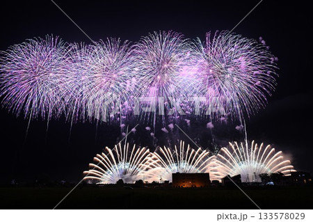 夜空を彩る小千谷まつりの花火（新潟県） 133578029