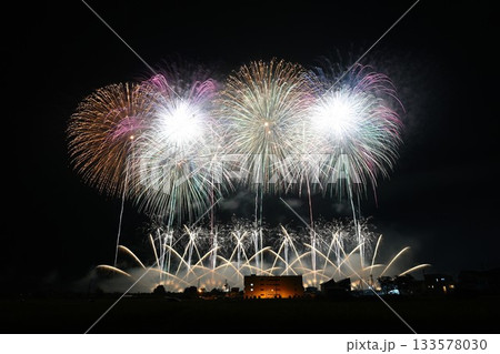 夜空を彩る小千谷まつりの花火（新潟県） 133578030