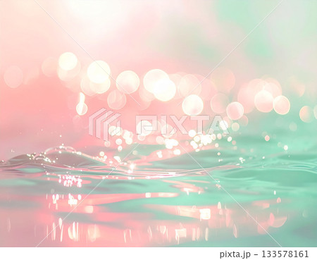 サーモンピンクとミントグリーンがきらめく優しい光の水面 133578161