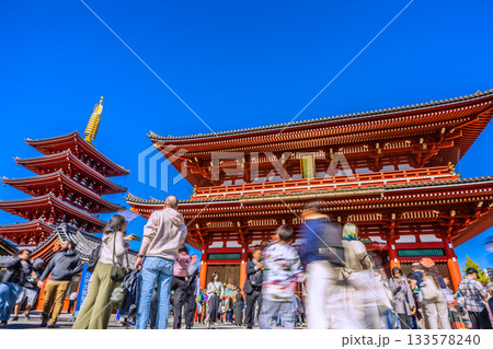 日本の東京都市景観11月17日…インバウンド続く…まるで異国…外国人の団体観光客も続々＝浅草寺 133578240