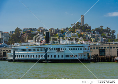 アメリカ　サンフランシスコの港に停泊する蒸気船とコイトタワー 133578385
