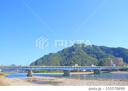 岐阜県岐阜市、長良川と金華山の風景 133578699
