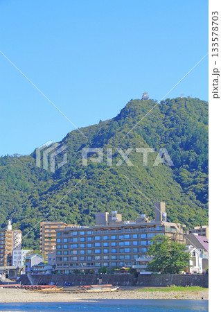 岐阜県岐阜市、長良川と金華山の風景 133578703