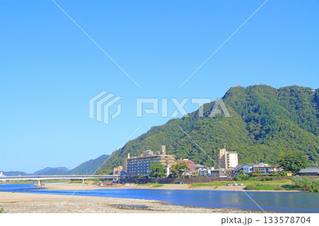 岐阜県岐阜市、長良川と金華山の風景 133578704