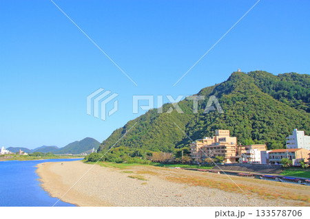 岐阜県岐阜市、長良川と金華山の風景 岐阜県岐阜市、長良川と金華山の風景 133578706