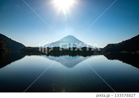 精進湖の逆さ富士、光芒と水鏡に映る雄大な絶景 精進湖の逆さ富士、光芒と水鏡に映る雄大な絶景 133578827
