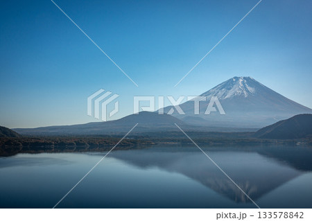 本栖湖の逆さ富士、雪化粧と水鏡に映る雄大な絶景 133578842