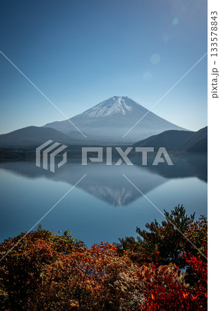 本栖湖の逆さ富士、紅葉と水鏡に映る雄大な絶景 本栖湖の逆さ富士、紅葉と水鏡に映る雄大な絶景 133578843