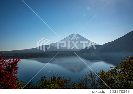 本栖湖に映る富士山と秋の澄んだ景色（山梨県身延町） 133578848