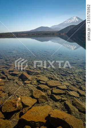 透き通る本栖湖の湖面と遠望の富士山が映える秋景色（山梨県身延町） 133578862