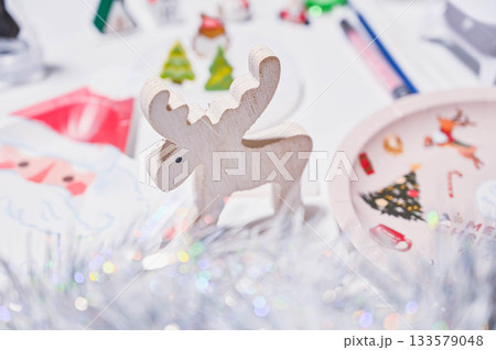 トナカイの置き物とクリスマスイメージ 133579048