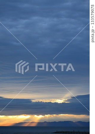 日本海に広がる幻想的な光芒の夕暮れ（新潟県） 133579078